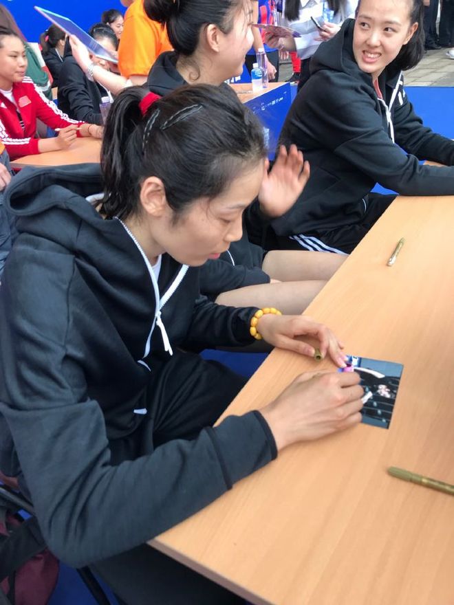 广州队训练开放日，加时末段扳平良机引欢呼，荷甲在即，细节决定成败(体育课队列队形口令与示范)-问鼎电竞